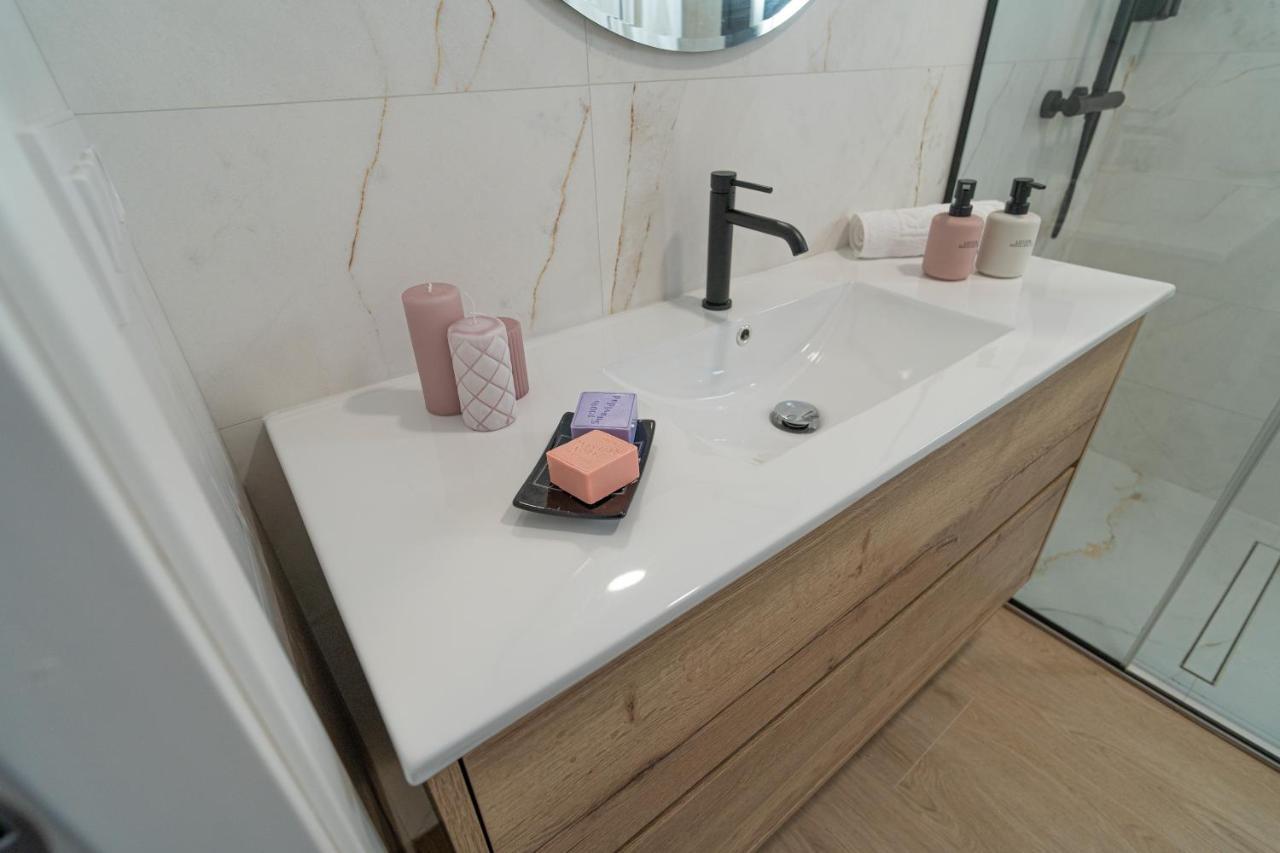 Riam Suites Apartamentos لوس بالاسيوس ي فيلافرانكه المظهر الخارجي الصورة