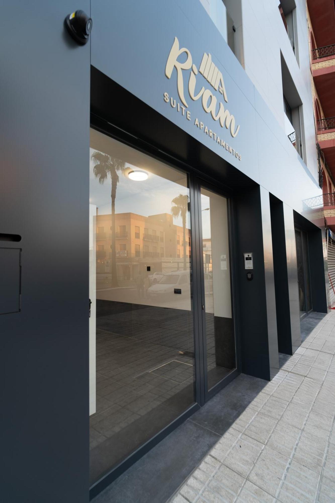 Riam Suites Apartamentos لوس بالاسيوس ي فيلافرانكه المظهر الخارجي الصورة